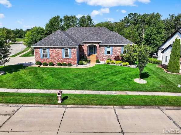 2701 Fairway Estates Dr, Wentzville, MO 63385