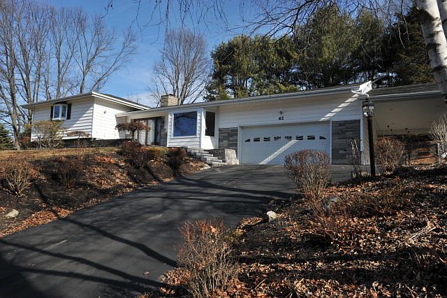 1st image of 62 Ivy Ln