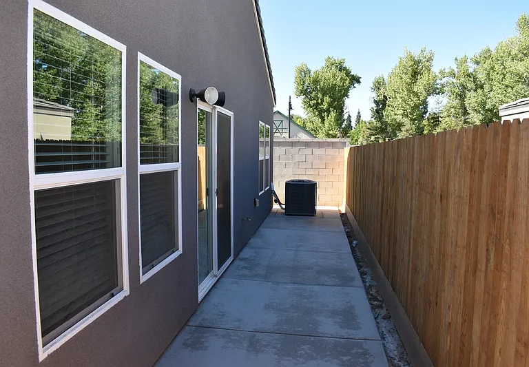 4486 N San Clemente Ave — Photo 29