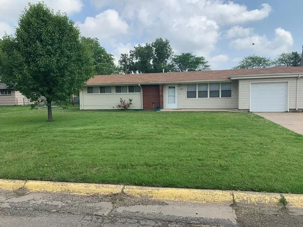 107 Hays Ct, Salina, KS 67401