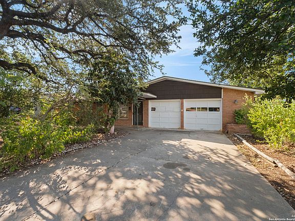 3rd image of 402 REDCLIFF DR
