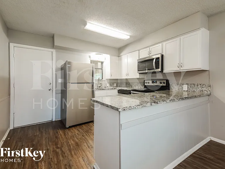 2813 Silvermeadow Ln — Photo 7