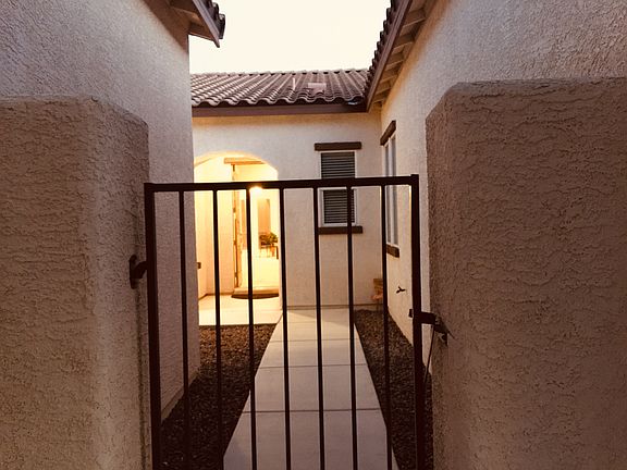 Inter-courtyard entrance
