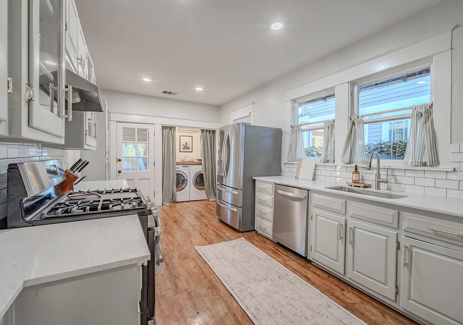 Updated Historically Charming Bungalow walking distance to Greenville Ave — Photo 4