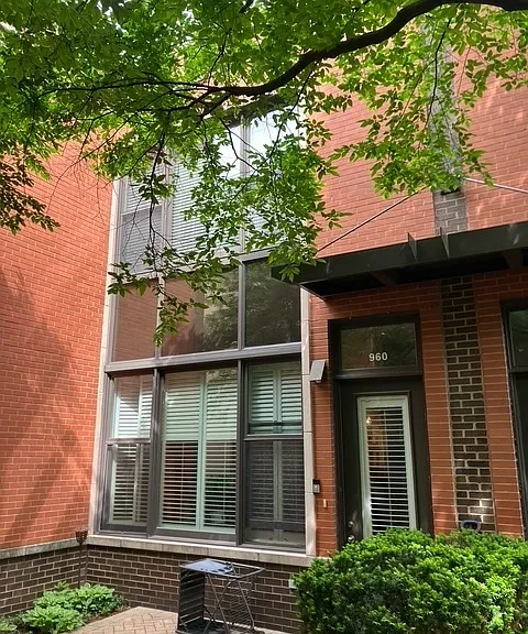 960 N Crosby St — Photo 1