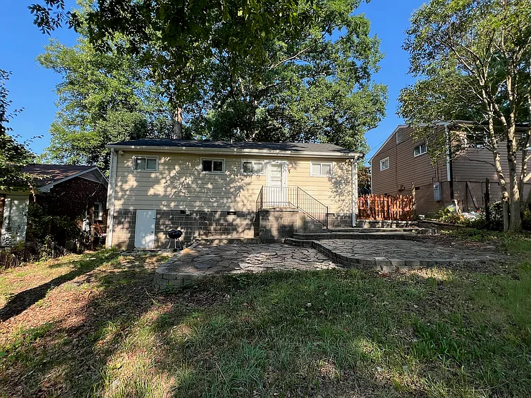 1405 Larson St — Photo 6
