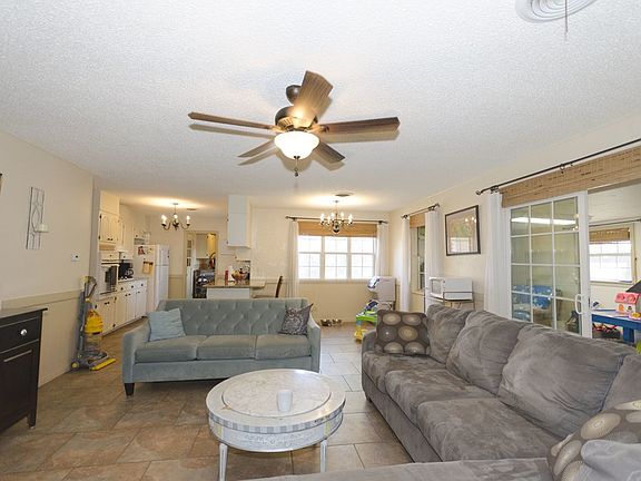 3rd image of 2920 Woodland Cir