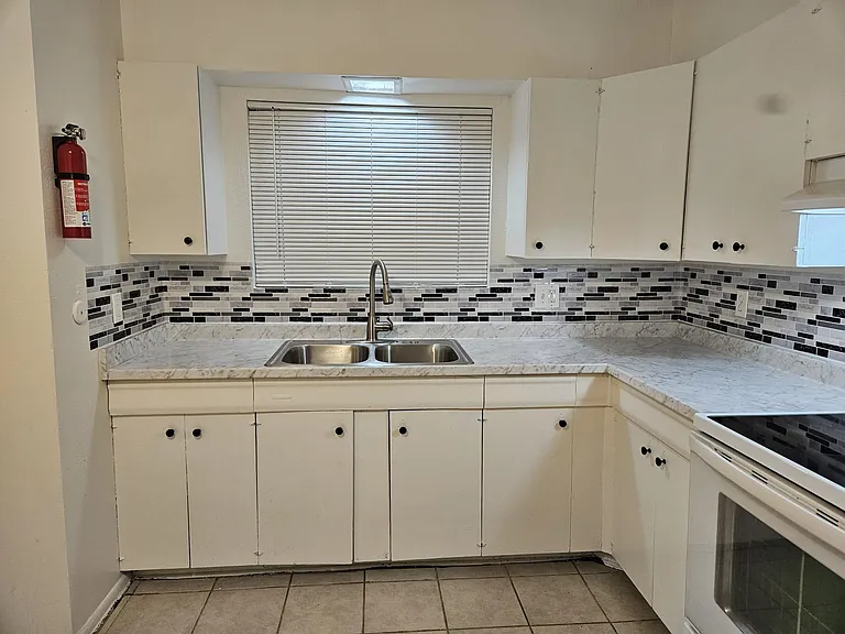521 Palomas Dr SE #A — Photo 1