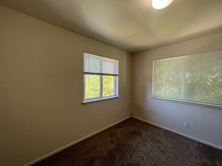 1622 W Broadway — Photo 11