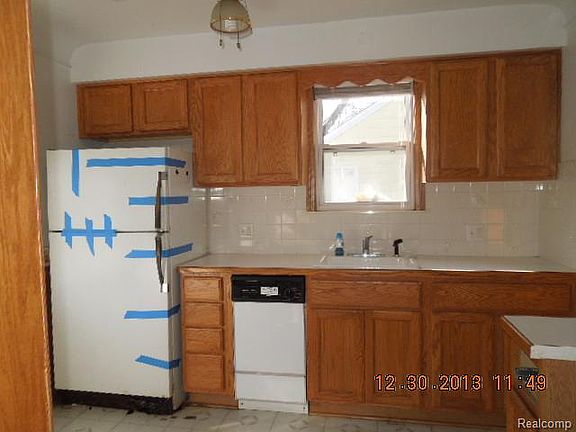 3rd image of 1562 Applewood Ave