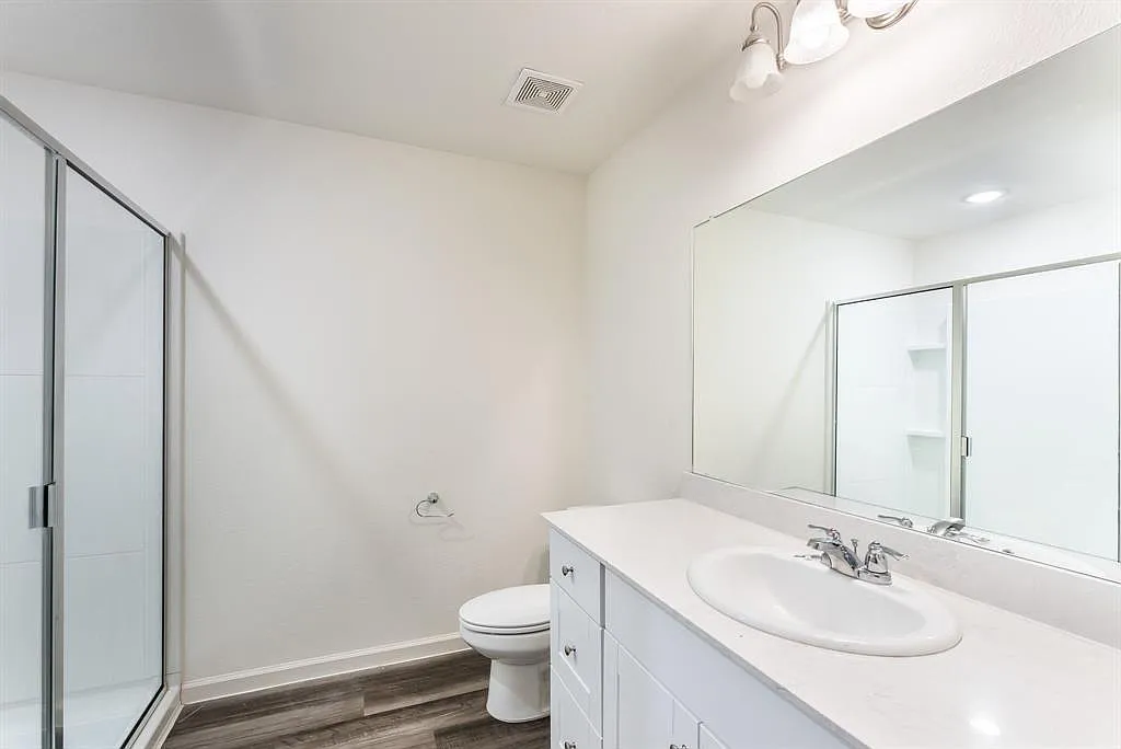 4 bed, 2200 sqft, $2,500 — Photo 3