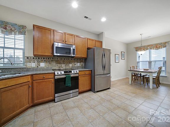 5th image of 2006 Wheatfield Ct