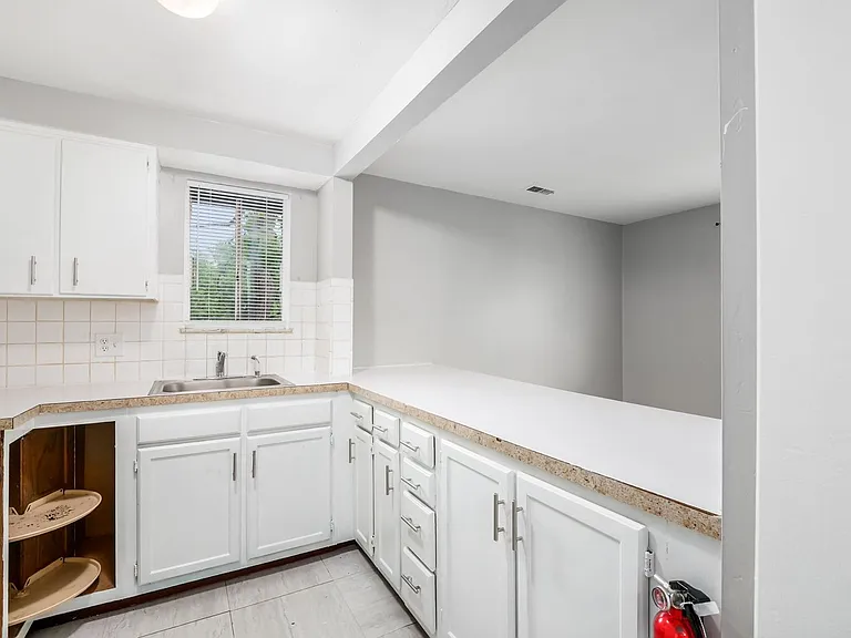 2888 Cleveland Ave — Photo 10
