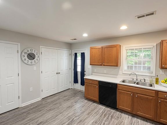 5th image of 110 Aaron Pl APT 212