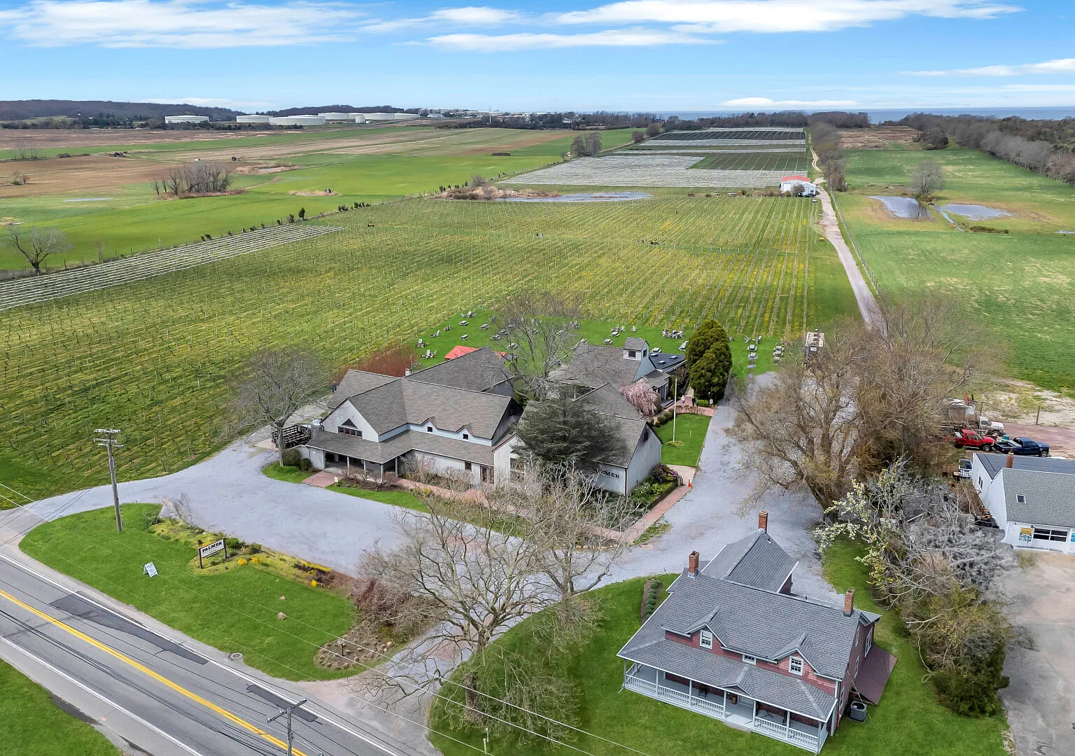 Private Home Located on Palmer Vineyards in the North Fork — Photo 3