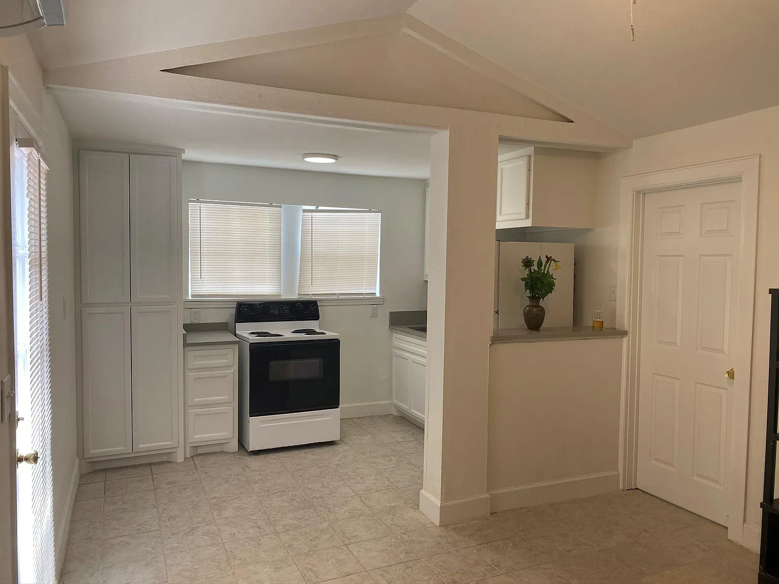 3 bed, 2.0 bath, 1639 sqft, $1,600 — Photo 2