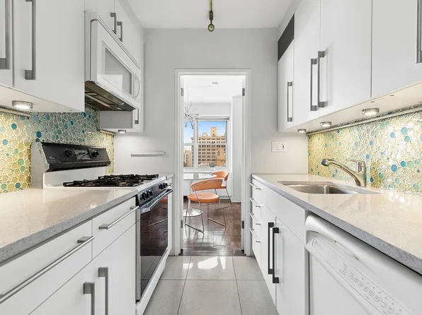 20 East 9th Street 18D image 3 of 8