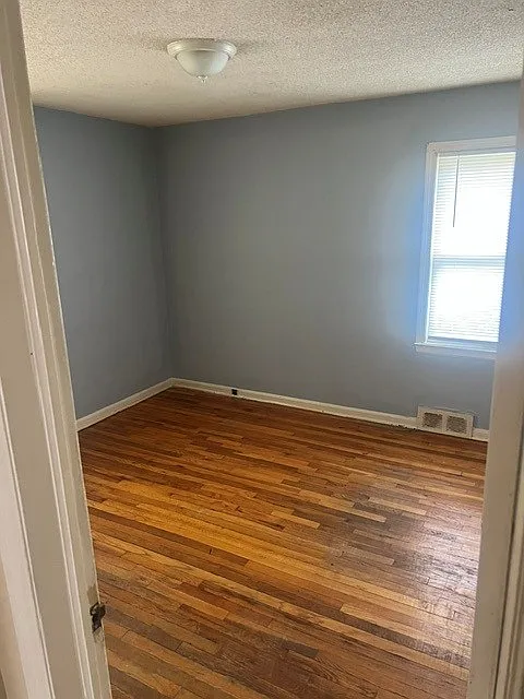 3 bed, 1100 sqft, $1,600 — Photo 3