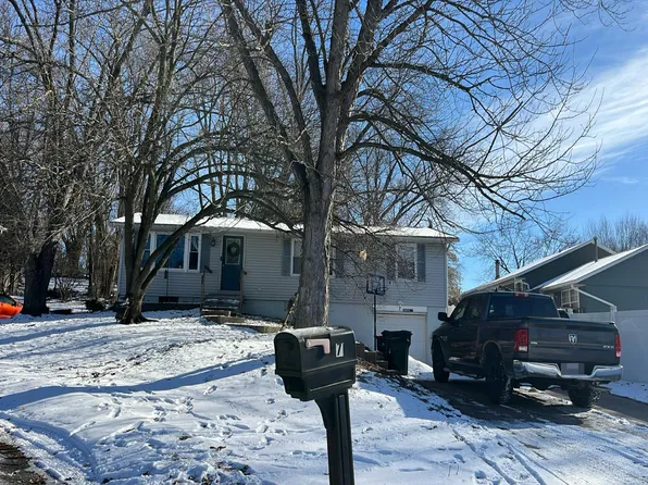 7 Crimson Ct, Pekin, IL 61554