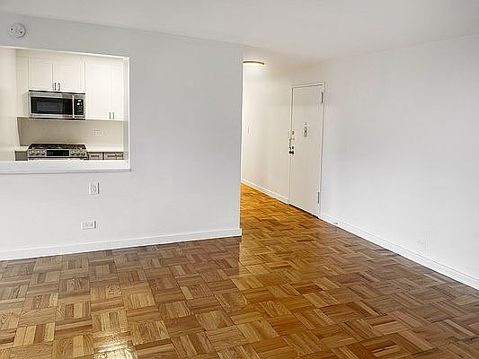 4th image of 150 E 18th St #8FG