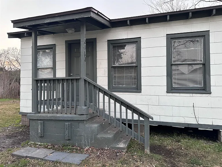 121 S Willow St — Photo 3