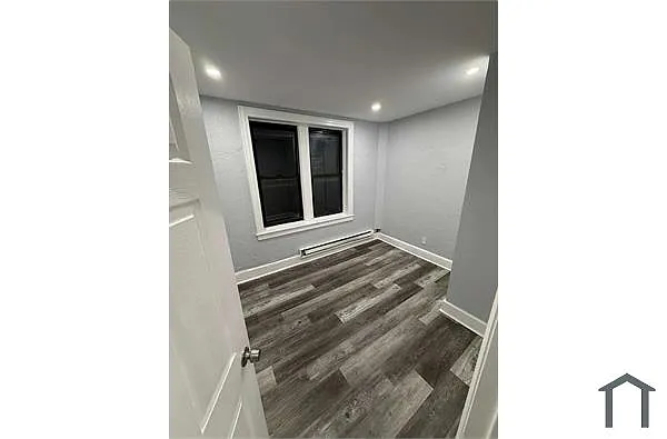 Building Photo - 408 Leslie St