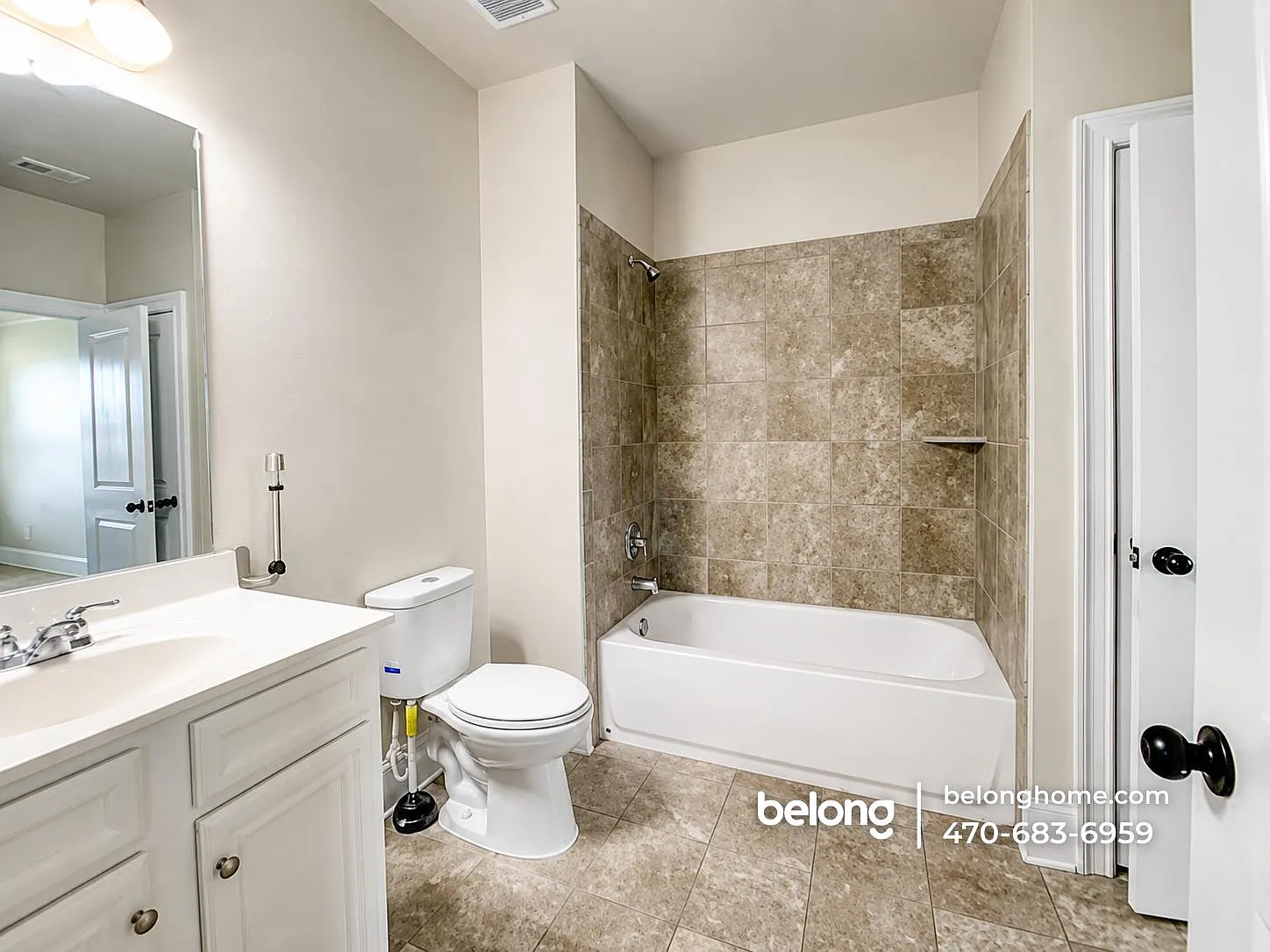 5 bed, 4.0 bath, 4060 sqft, $3,400 — Photo 4