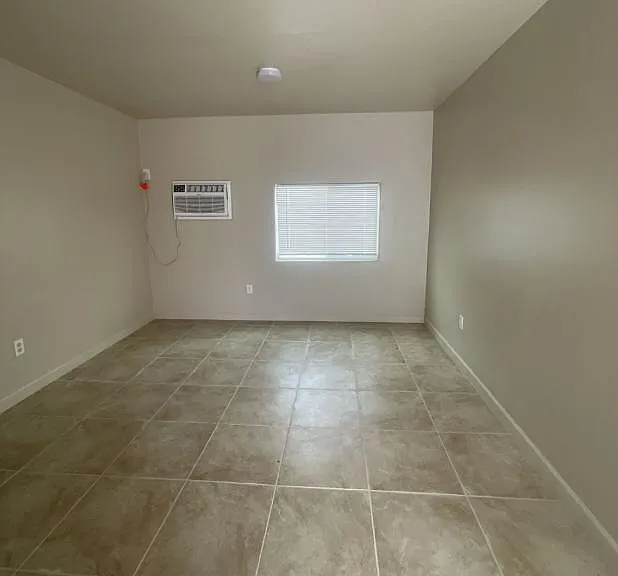 450 W Thurber Rd #6 — Photo 3