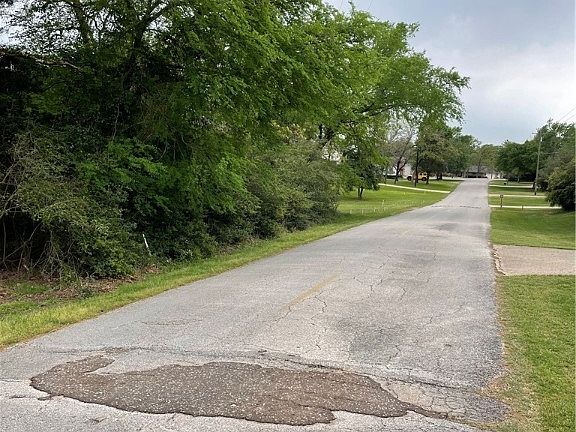 2nd image of 142 Golfview Dr