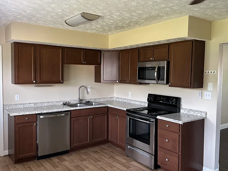 304 E Brown St — Photo 3