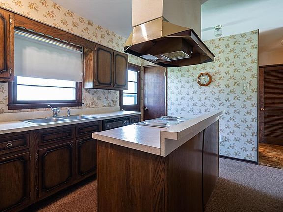 5th image of 901 Marilyn Ct