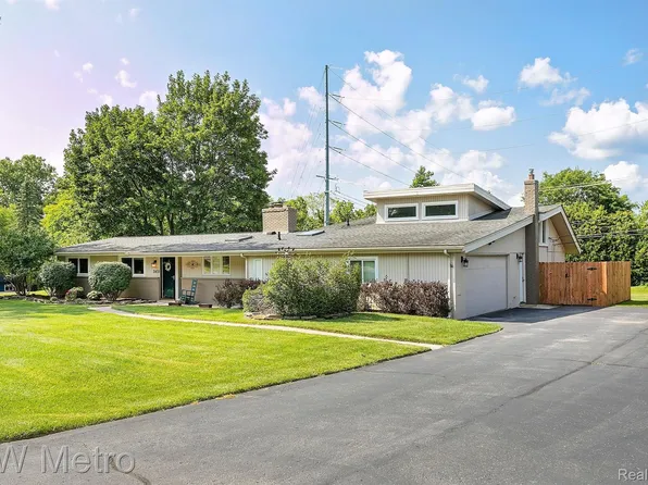 2478 Blockton Rd, Rochester Hills, MI 48306