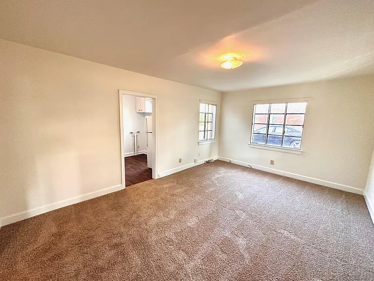 324 Elmhurst Rd — Photo 4