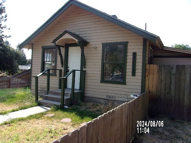 1st image of 831 E 1st St