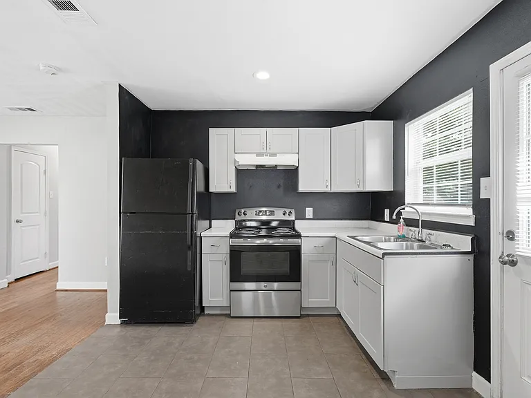 512 Freeman Dr — Photo 6