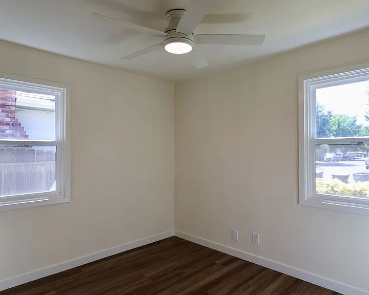 409 Russell St — Photo 11