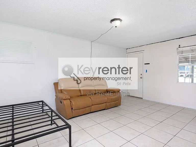 2421 1/2 Burlington Ave N — Photo 7