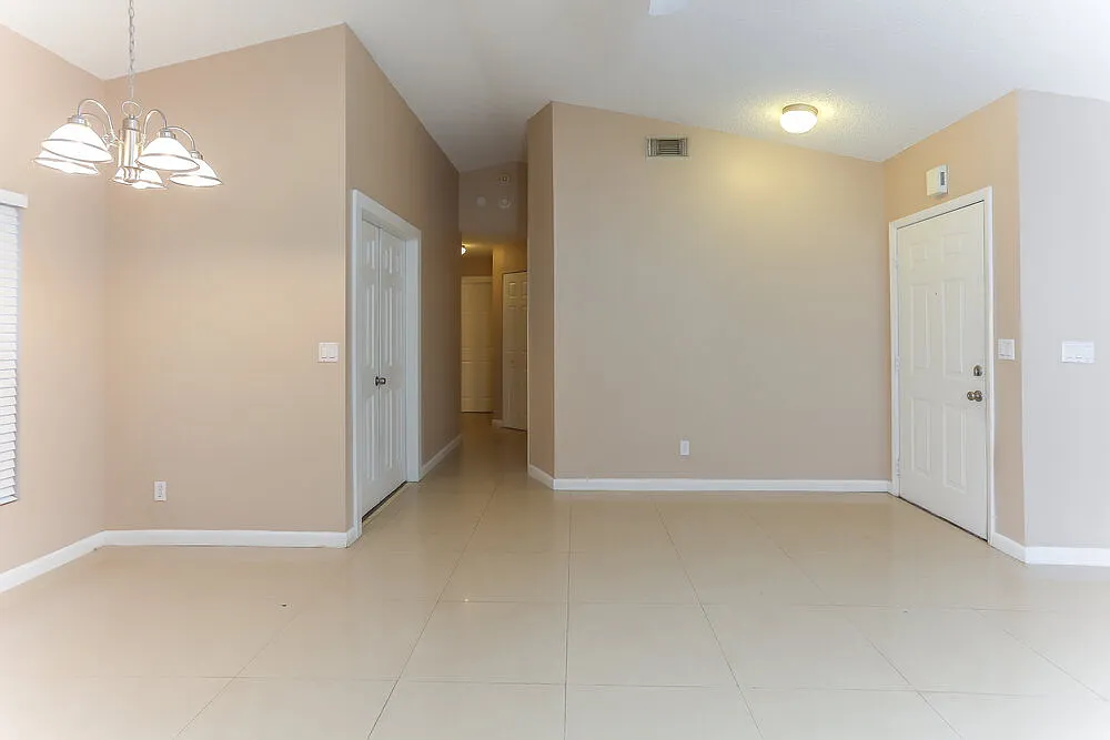 3 bed, 2.0 bath, 1403 sqft, $4,380 — Photo 3