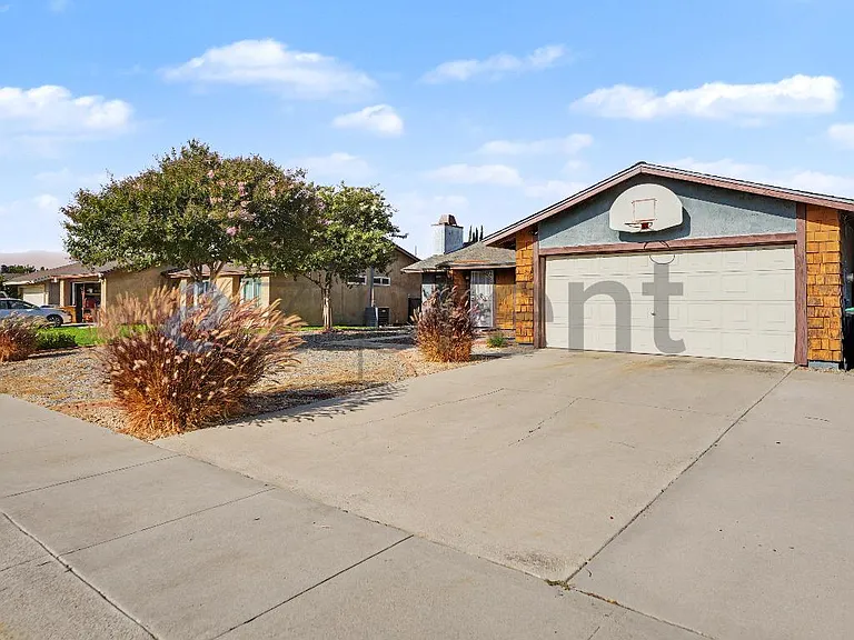 1140 Valley Spring Ln — Photo 3