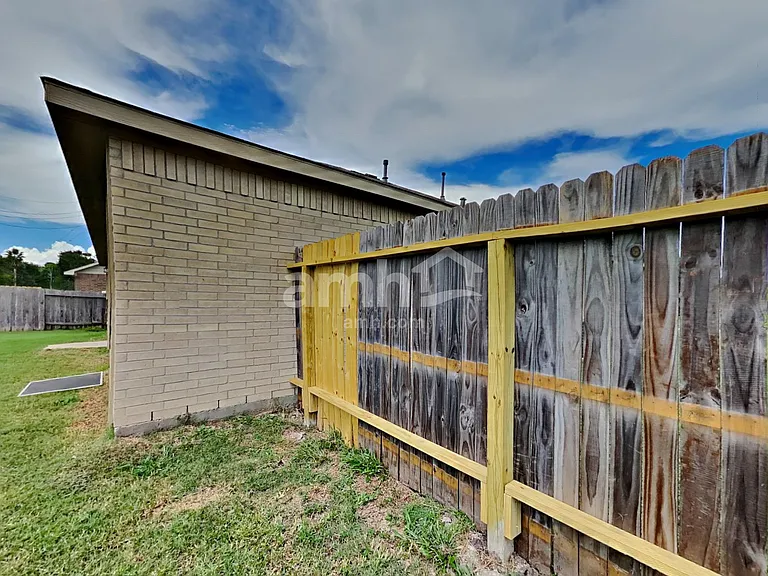 3906 Hawthorn Glen Ct — Photo 15