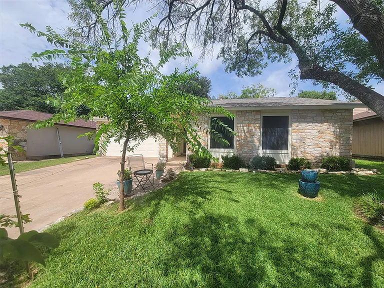 1714 Goodson Ln — Photo 2