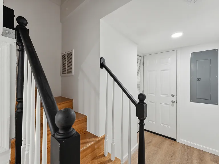 306 L St SE — Photo 15