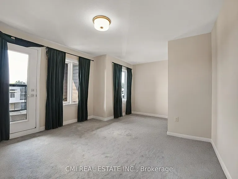 3742 Sunbank Cres — Photo 29