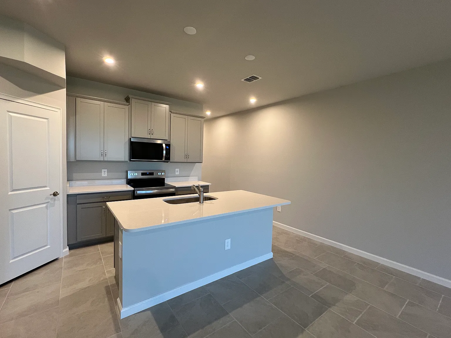 3 bed, 2.5 bath, 1675 sqft, $2,150 — Photo 3