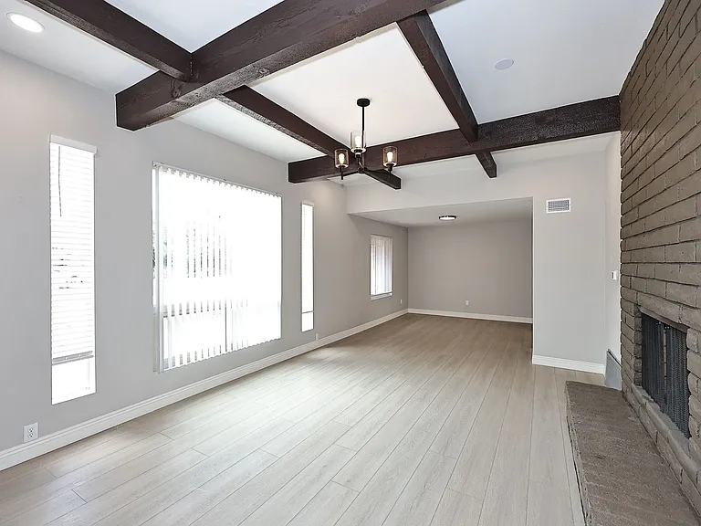 2131 E Geneva Dr — Photo 3