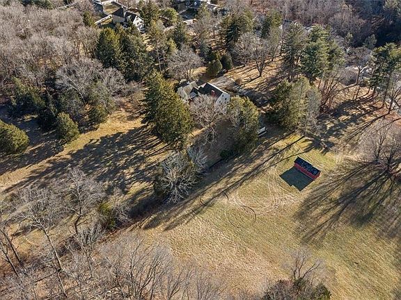 5th image of 555 Great Rd