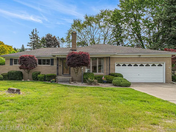 36086 Boyce Dr, Clinton Township, MI 48035