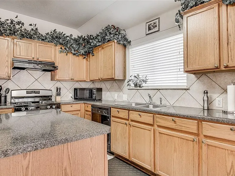 6021 Almelo Dr — Photo 9