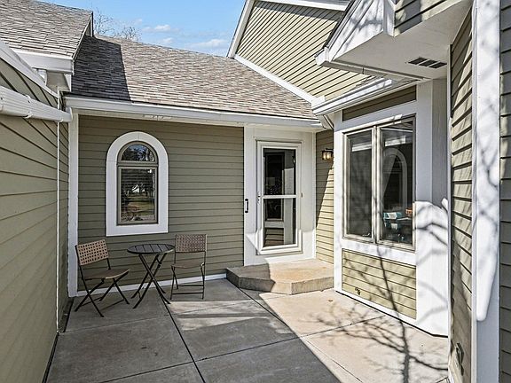 2nd image of 938 Winterberry Dr