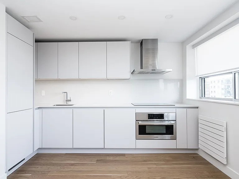 365 Eglinton Ave E — Photo 12